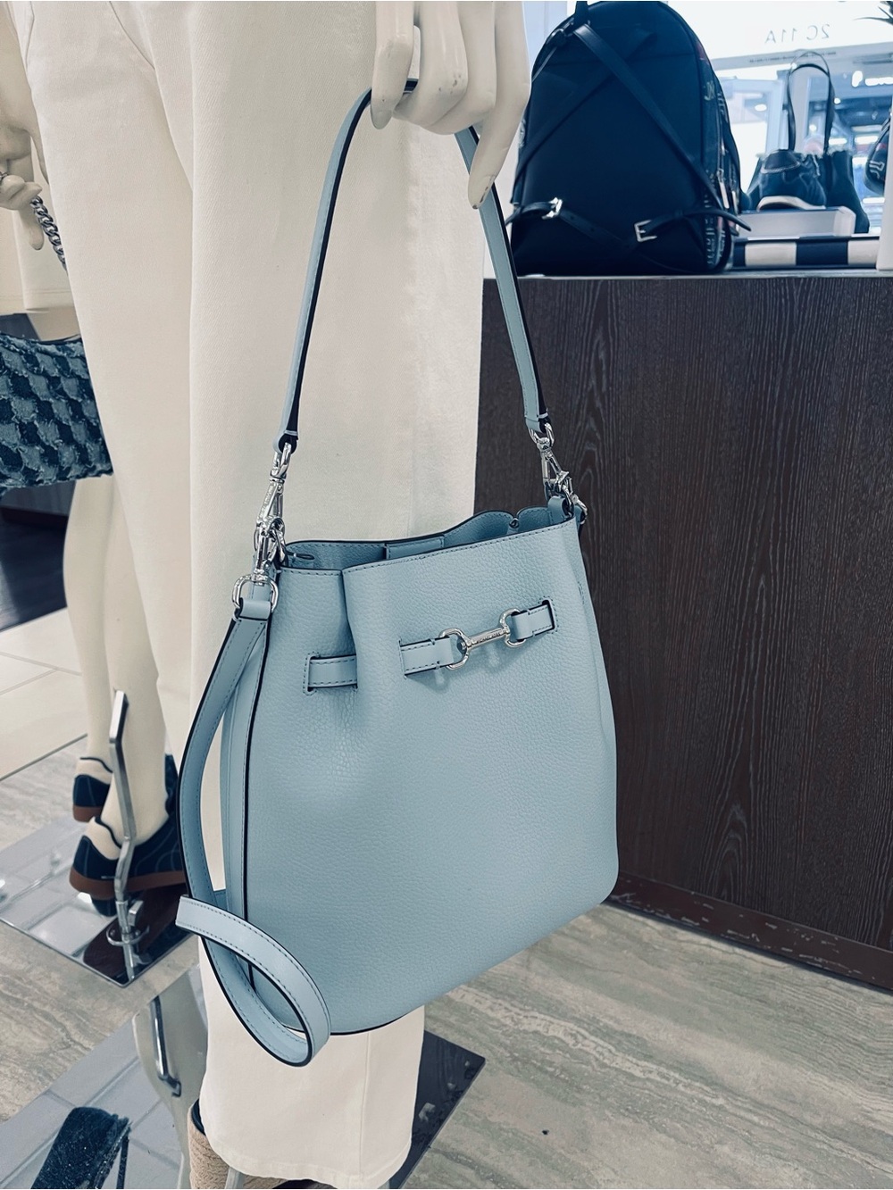 Michael Kors Carson Md Pebbled Leather Convertible Bucket Crossbody Shoulder
NWT - Picture 7 of 16